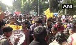 पुलिस के सामने JNU छात्रों की नहीं चली, बस में ले जाया जा रहा पुलिस के सामने JNU छात्रों की नहीं चली, बस में ले जाया जा रहा