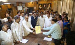 लखनऊ : बसपा प्रत्याशी भीम राव अम्बेडकर ने विधान परिषद के लिए नामांकन किया, बसपा महासचिव सतीश चंद्र मिश्रा साथ में मौजूद। सपा बसपा को अपना समर्थन दे रही है।