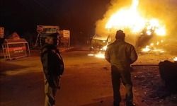 डीसीएम और कार की टक्कर में भीषण आग लगने से 6 झुलसे