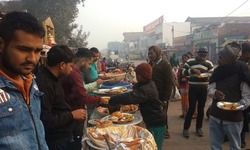 गोंडा : शहर के दुखहरण नाथ मंदिर में श्रद्धालुओं की भीड़ उमड़ी। मंदिर के सामने लगे भंडारे में में लोगों ने प्रसाद ग्रहण क‍िया।  #आस्था_की_खिचड़ी