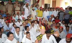 पानी के हाहाकार व बहते सीवर  के खिलाफ सपा ने जल संस्थान-जलकल पर हल्ला बोला।