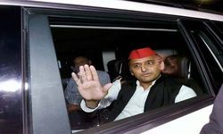 लखनऊ : सपा सुप्रीमो पहुंचे एयरपोर्ट, दिल्ली के लिए रवाना होंगे अखिलेश यादव, अटल जी के अंतिम दर्शन करेंगे अखिलेश। लखनऊ : सपा सुप्रीमो पहुंचे एयरपोर्ट, दिल्ली के लिए रवाना होंगे अखिलेश यादव, अटल जी के अंतिम दर्शन करेंगे अखिलेश।