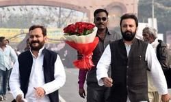 लखनऊ : राजा भैया ने दिखाया दम. रैली में जुटायी भारी भीड़. दिलचस्प बात ये है कि शिवपाल यादव ने राजा भैया की पार्टी के उज्जवल भविष्य की कामना की. प्रवक्ता अभिषेक सिंह आशू ने राजा भैया को शिवपाल का पत्र � लखनऊ : राजा भैया ने दिखाया दम. रैली में जुटायी भारी भीड़. दिलचस्प बात ये है कि शिवपाल यादव ने राजा भैया की पार्टी के उज्जवल भविष्य की कामना की. प्रवक्ता अभिषेक सिंह आशू ने राजा भैया को शिवपाल का पत्र �