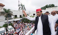 भोपालः समाजवादी पार्टी के राष्ट्रीय अध्यक्ष अखिलेश यादव पहुंचे भोपाल, कार्यकर्ताओं ने एयरपोर्ट पर किया भव्य स्वागत।