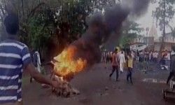 जमीन अधिग्रहण को लेकर ठाणे में किसानों का हिंसक प्रदर्शन, पुलिस की गाड़ियों में लगाई आग जमीन अधिग्रहण को लेकर ठाणे में किसानों का हिंसक प्रदर्शन, पुलिस की गाड़ियों में लगाई आग