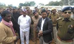 मिड-डे मील सब्जी के भगौने में गिरने से तीन वर्षीय मासूम आंचल की हुयी मौत गाँव वालो ने घेरा स्कूल मौके पर पहुचे डीएम- एसपी