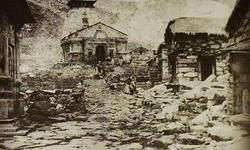 100 वर्ष पूर्व केदारनाथ मंदिर, महाद्रिपार्श्वे च तटे रमन्तं सम्पूज्यमानं सततं मुनीन्द्रैः। सुरासुरैर्यक्षमहोरगाद्यै: केदारमीशं शिवमेकमीडे ॥ 100 वर्ष पूर्व केदारनाथ मंदिर, महाद्रिपार्श्वे च तटे रमन्तं सम्पूज्यमानं सततं मुनीन्द्रैः। सुरासुरैर्यक्षमहोरगाद्यै: केदारमीशं शिवमेकमीडे ॥