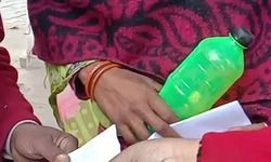 पुलिस की सुस्ती से नाराज गैंगरेप पीड़िता ने परिवार संग की आत्मदाह की कोशिश पुलिस की सुस्ती से नाराज गैंगरेप पीड़िता ने परिवार संग की आत्मदाह की कोशिश