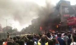 उड़ीसा: कटक की सिटी स्टाइल शॉपिंग मॉल में आग पांच और आसपास की दुकानों में फैलते हुए, एक कपड़ों के शोरूम में फैल गई, मौके पर 7 फायर टेंडर मौजूद । सन्तोष कुमार पाण्डेय की रिपोर्ट