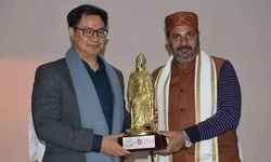 विदेशी ताकतों से मिलकर फ़िल्म और यूनिवर्सिटीज से जुड़े लोग देश को कर रहे बदनाम