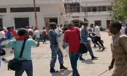 प्रदर्शन कर रहे सपाइयों को पुलिस और रैपिड एक्शन फोर्स ने दौड़ा-दौड़ा कर पीटा प्रदर्शन कर रहे सपाइयों को पुलिस और रैपिड एक्शन फोर्स ने दौड़ा-दौड़ा कर पीटा