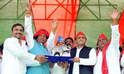 मुख्यमंत्री और उनके अधिकारियों ने प्रधान मंत्री जी को भी चिलम सिखा दिया- अखिलेश यादव