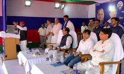 तीन दलों का साथ महामिलावट है तो 38 दलों के गठबंधन को क्या नाम दें: अखिलेश यादव