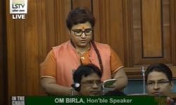 गोडसे पर माफी मांगकर राहुल को घेर गईं साध्वी प्रज्ञा, सदन में मुझे आतंकी कहना एक महिला की बेइज्जती गोडसे पर माफी मांगकर राहुल को घेर गईं साध्वी प्रज्ञा, सदन में मुझे आतंकी कहना एक महिला की बेइज्जती