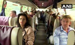 एयरपोर्ट के लिए निकली EU सांसदों की टीम, कश्मीर जाकर लेगी हालात का जायजा