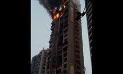 नवी मुंबईः सेक्टर 44 के नेरूल सीवुड्स अपार्टमेंट में लगी आग। दमकल विभाग मौके पर।