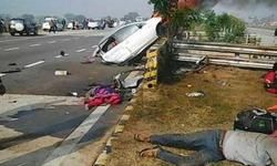 आगरा में भीषण सड़क हादसा, छह की मौत आगरा में भीषण सड़क हादसा, छह की मौत