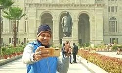 अटल जी की मूर्ती के साथ सेल्फी लेने का दिखा क्रेज