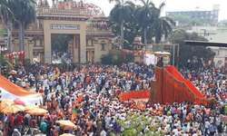 रोडशो के लिए वाराणसी पहुंच रहे पीएम नरेंद्र मोदी, कल करेंगे नामांकन