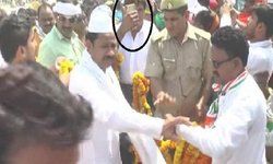 सेल्फी ले रहे युवक को राज बब्बर ने दिया धक्का, लोगों ने उस युवक धकेल कर हटा दिया