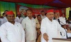 SP-BSP की जोड़ी पर मुलायम ने तोड़ी चुप्पी, ईमानदारी से एक हो जाएं सपा-बसपा तो अजेय SP-BSP की जोड़ी पर मुलायम ने तोड़ी चुप्पी, ईमानदारी से एक हो जाएं सपा-बसपा तो अजेय