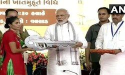 गुजरातः PM नरेन्द्र मोदी ने वलसाड में प्रधानमंत्री आवास योजना ग्रामीण के लाभार्थियों को प्रमाण पत्र बांटे।