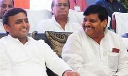 सपा की डिनर पार्टी में मुख्य रुप से अखिलेश यादव, शिवपाल यादव, सांसद धर्मेन्द्र यादव अब तक पहुँच चुके है।। मुलायम सिंह यादव व प्रोफेसर रामगोपाल यादव के पहुँचने की संभावना नहीं  है।