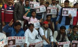 सपाइयों ने जितेंद्र यादव के फर्जी एनकाउंटर के विरोध में धरना दिया