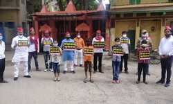 वाराणसी में फ़ीस माफी को लेकर बच्चो के साथ सड़क पर आए सपा कार्यकर्ताओं ने तीन महीने की फीस माफ करने की मांग नो इनकम , नो फ़ीस का कर रहे है मांग वाराणसी में फ़ीस माफी को लेकर बच्चो के साथ सड़क पर आए सपा कार्यकर्ताओं ने तीन महीने की फीस माफ करने की मांग नो इनकम , नो फ़ीस का कर रहे है मांग