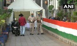 निजामुद्दीन मरकज बिल्डिंग के पास स्वास्थ्य विभाग की टीम। इस कार्यक्रम में लगभग 2500 लोग शामिल हुए थे। इनमें से 860 को अस्पताल ले जाया गया है और 300 और लोग बाकी हैं।