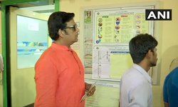 मुंबई: यूपी के गोरखपुर से बीजेपी के उम्मीदवार रवि किशन ने गोरेगांव के एक मतदान केंद्र पर अपना वोट डालने के लिए कतार में खड़े