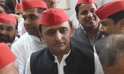 आजम खां के बचाव में उतरे अखिलेश, बोले- बदले की भावना से हो रहा उत्पीड़न आजम खां के बचाव में उतरे अखिलेश, बोले- बदले की भावना से हो रहा उत्पीड़न