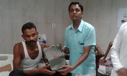 अखिलेश यादव के जन्म दिन के अवसर पर मरीजो को फल वितरण किया गया