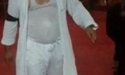 PDP सांसद नजीर अहमद और एमएम फैयाज ने प्रस्ताव का विरोध करते हुए अपना कुर्ता फाड़ लिया. संविधान फाड़ने की कोशिश करने के बाद दोनों को सदन से बाहर जाने के लिए कहा गया . PDP सांसद नजीर अहमद और एमएम फैयाज ने प्रस्ताव का विरोध करते हुए अपना कुर्ता फाड़ लिया. संविधान फाड़ने की कोशिश करने के बाद दोनों को सदन से बाहर जाने के लिए कहा गया .