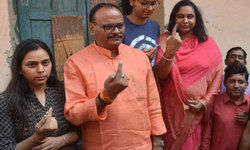 कैबिनेट मंत्री ब्रजेश पाठक ने भी परिवार के साथ मतदान किया। ब्रजेश पाठक के साथ उनकी पत्नी नम्रता और दोनों पुत्रियों ने भी मतदान किया। कैबिनेट मंत्री ब्रजेश पाठक ने भी परिवार के साथ मतदान किया। ब्रजेश पाठक के साथ उनकी पत्नी नम्रता और दोनों पुत्रियों ने भी मतदान किया।