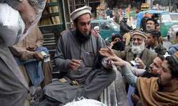 पाकिस्तान में आटे की किल्लत; रोटी खाने के लिए तरसे लोग