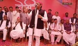 सैफई की होली शिवपाल अखिलेश मुलायम साथ, होली के रंग अपनो के संग