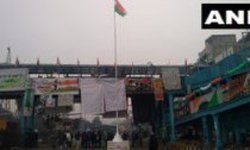 नागरिकता संशोधन कानून (CAA) के खिलाफ दिल्ली के शाहीन बाग में प्रदर्शन कर रहे लोगों ने गणतंत्र दिवस के मौके पर तिरंगा फहराया. शाहीन बाग में नागरिकता संशोधन कानून के खिलाफ प्रदर्शन