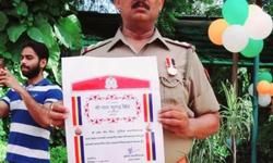 वाराणसी- एडीजी जोन (वाराणसी) कार्यालय में तैनात उप-निरीक्षक पवन कुमार सिंह को गृह मन्त्रालय, भारत सरकार द्वारा अति उत्कृष्ट सेवा पदक प्रदान किया गया वाराणसी- एडीजी जोन (वाराणसी) कार्यालय में तैनात उप-निरीक्षक पवन कुमार सिंह को गृह मन्त्रालय, भारत सरकार द्वारा अति उत्कृष्ट सेवा पदक प्रदान किया गया