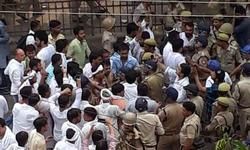 लखनऊ- कांग्रेस कार्यकर्ताओं और पुलिस के बीच हंगामा, कांग्रेस गांधी भवन से बाहर निकलने की कर रहे कोशिश, पुलिस ने कांग्रेस कार्यकर्ताओं पर लाठीचार्ज किया।