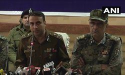 श्रीनगरः करण नगर एनकाउंटर में 2 आतंकी मारे गए। लश्कर-ए-तैयबा के थे आतंकी, एनकाउंटर में 1 CRPF जवान घायल लेकिन पूरी तरह से खतरे से बाहर है : एस.पी. पाणि (आईजी, कश्मीर)