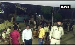 बिहारः झांझरपुर के डीएसपी ने बताया, पुलिस मधुबनी की एक मस्जिद में चेक करने गई थी , दबलीगी जमात का शख्स तो नहीं ठहरा है, पुलिस पर पत्थरबाजी की गई। तीन गिरफ्तार.