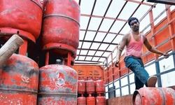 झटका: 19 रुपये महंगा हुआ घरेलू रसोई गैस सिलिंडर झटका: 19 रुपये महंगा हुआ घरेलू रसोई गैस सिलिंडर