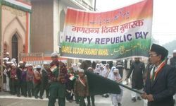 मदरसे में तिरंगा फहराकर धर्मगुरु ने दिया सौहार्द का संदेश