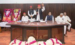 भाजपा समाज में जहर घोल रही : अखिलेश यादव भाजपा समाज में जहर घोल रही : अखिलेश यादव