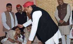 हिंसा में मरने वालों के परिजनों को सपा राष्ट्रीय अध्यक्ष ने दिए पांच लाख, कहा-हम आपके साथ