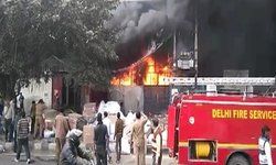 दिल्ली में दो जगहों पर लगी आग, नरेला इंडस्ट्रियल एरिया और मंगोलपुरी इलाके में जूता फैक्ट्रियों में आग लगी है. फायर ब्रिगेड की 15 गाड़ियां मौके पर