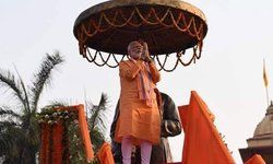 पीएम नरेंद्र मोदी के प्रस्तावकों में डोमराजा के पुत्र और चौकीदार भी,11:30 बजे कलेक्ट्रेट के रायफल हॉल में नामांकन करेंगे..