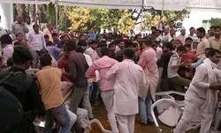 होली पर शिवपाल समर्थकों की नारेबाजी से बनी रही तल्खी, अखिलेश नाराज होली पर शिवपाल समर्थकों की नारेबाजी से बनी रही तल्खी, अखिलेश नाराज