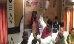 जानिए कैसे कटा जूता कांड के हीरो का टिकट, योगी ने डील कराई और प्रवीण निषाद को टिकट मिल गया